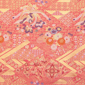 ポリエステル金襴ピンク系 宝相華、鳳凰、菊、桐他柄 洛レイ胴入金襴 厚さ:厚め24cm角見本