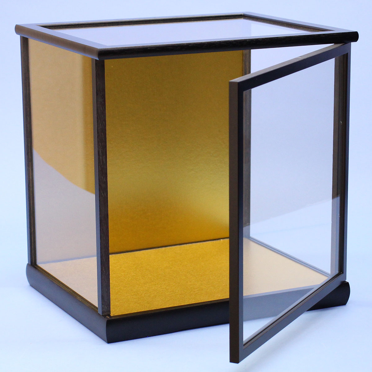 扉付き人形ケース 黒艶消し金バック 扉開く