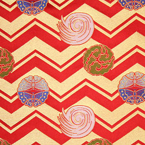 ポリエステル金襴赤系 歌舞伎山道柄 厚さ:厚手24cm角見本