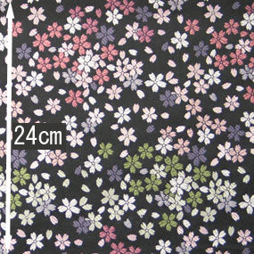 ポリエステル金襴黒系 桜散らし柄 洛レイ胴入唐織 厚さ:厚手24cm角見本