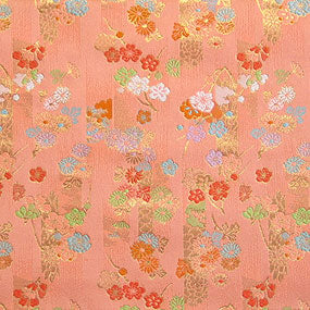 ポリエステル金襴ピンク系 菊、梅、桜柄 洛レイ胴入金襴 厚さ:厚手24cm角見本