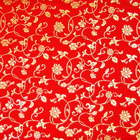 ポリエステル金襴赤系 紗綾型地に唐草柄 古代 厚さ:中厚24cm角見本