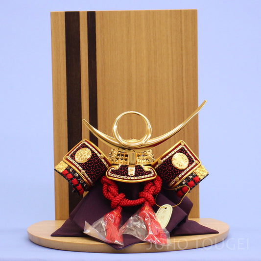 5号上杉謙信兜 ニ引き丸台飾り 正面