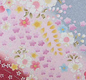 お人形用に仕入れた反物を金襴の反物巾か、その半幅で販売致します。金襴生地は織り方により、反物によってかなり違いがございます。33cmというのは確実にある横幅で、実際にはもう少し広くなります。最小サイズは半幅の1柄80cmから、柄単位です。在庫の状態で、ご注文通りの量が揃えられない場合もございますが、その場合はご連絡さしあげます。こちらの商品は、ポリエステル友禅 桜に藤柄 段プリント 厚さ:中厚24cm角見本