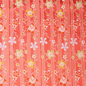 ポリエステル金襴ピンク系 よろけ縞に花柄 厚さ:中厚24cm角見本