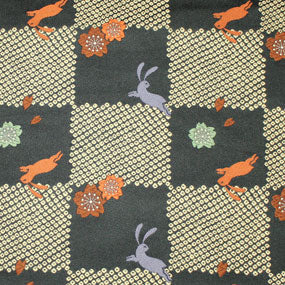 ポリエステル金襴黒系 うさぎ柄 洛レイ胴入唐織 厚さ:厚手24cm角見本