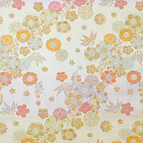 ポリエステル金襴白系 梅、竹、菊柄 桂錦胴入2号 厚さ:厚手24cm角見本