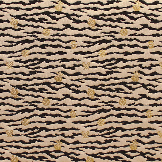 ポリエステル金襴ベージュ系 虎縞宝尽くし:薄手24cm角見本