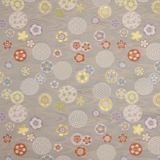 Un magasin spécialisé dans les poupées vend du tissu japonais et des chutes de brocart doré 1527gry