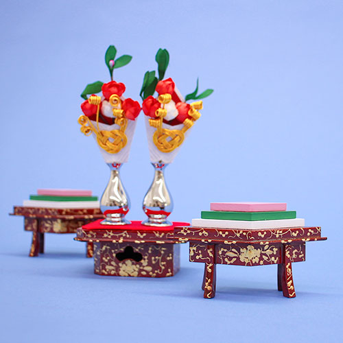 Poupées et accessoires Hina : Sanpo en forme de losange (autel à trois feuilles), taille 25, laqué ambre, offrande en forme de trèfle (en boise)