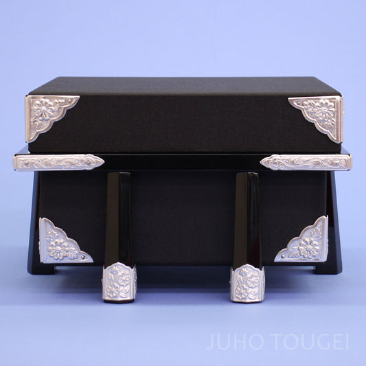 8号紗張り櫃銀金物 正面