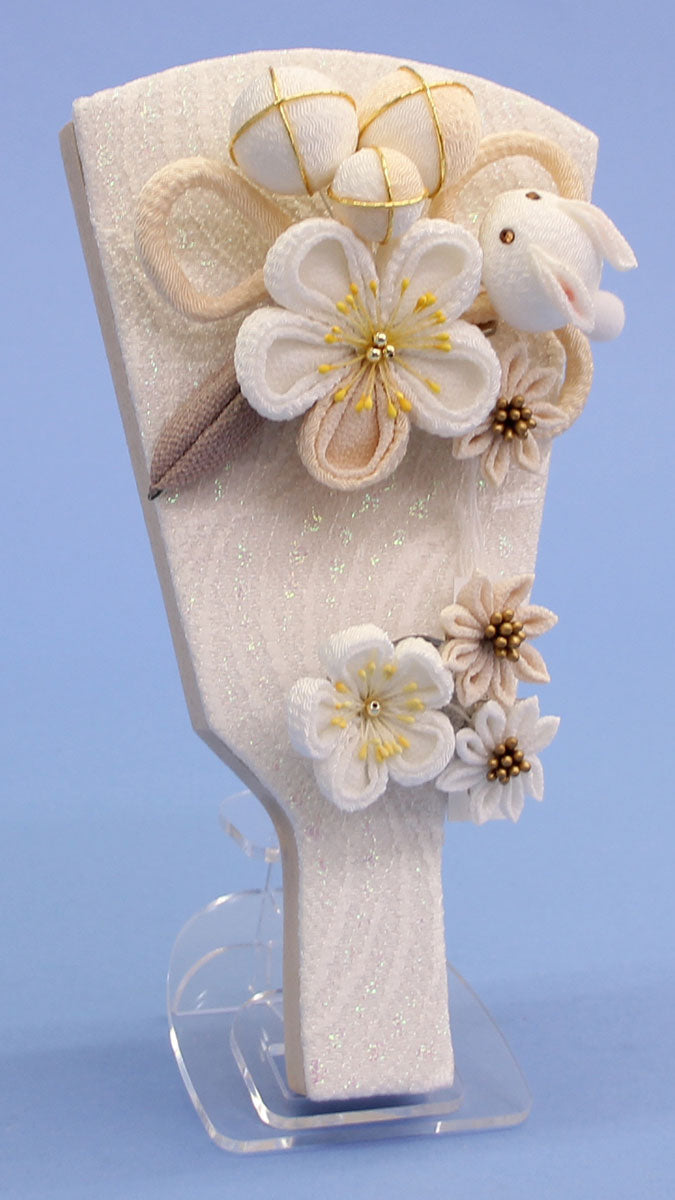 7号うさぎ簪 ベージュ羽子板出し飾り 左から