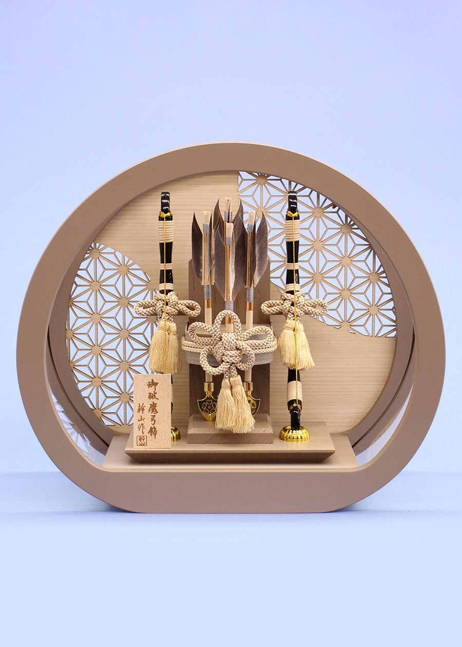 Hama-yumi Bow Display “Riku” – 30cm Round Acrylic Case – 寿鳳人形