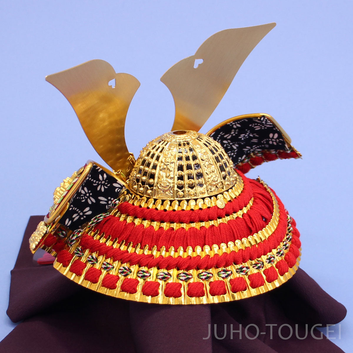 5号大鍬形兜 金小札赤縅 後ろから