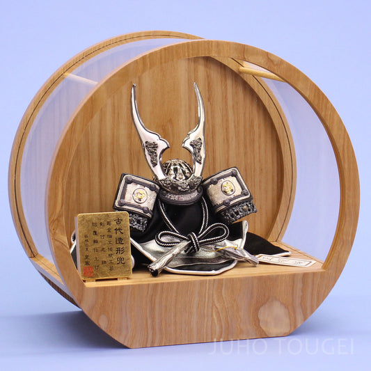 3号銀昇龍兜 木目丸アクリルケース飾り イメージ