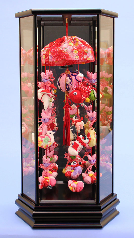 つるし雛ケース飾り 高さ52cm 雪割草 tkk746 バックが鏡になったおしゃれなお雛様