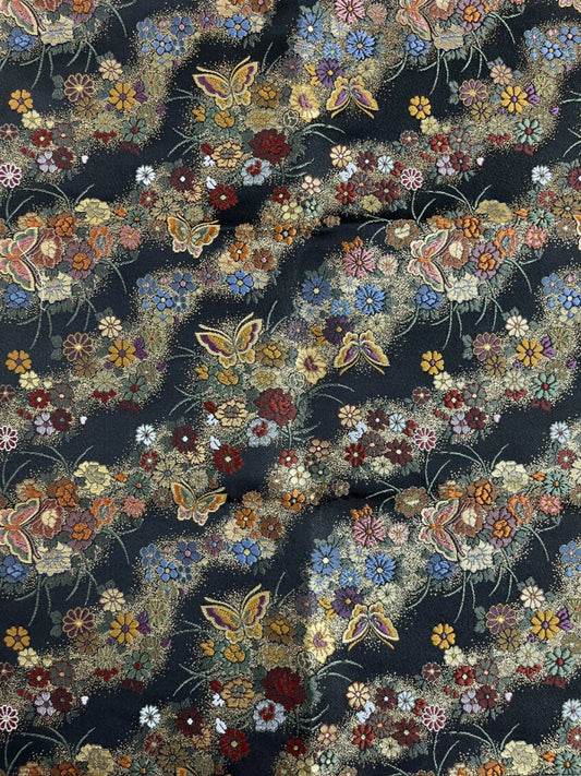Chute de brocart polyester – Motif fleurs et papillons Prix spécial / Petite largeur × 60 cm Stock limité.