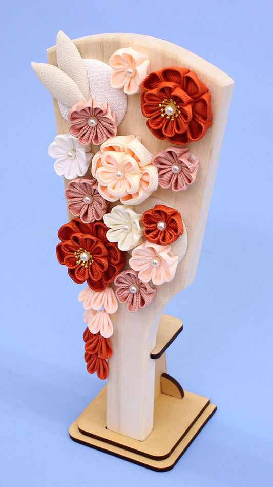 羽子板 花づくし(杏色)MDF台付 横から