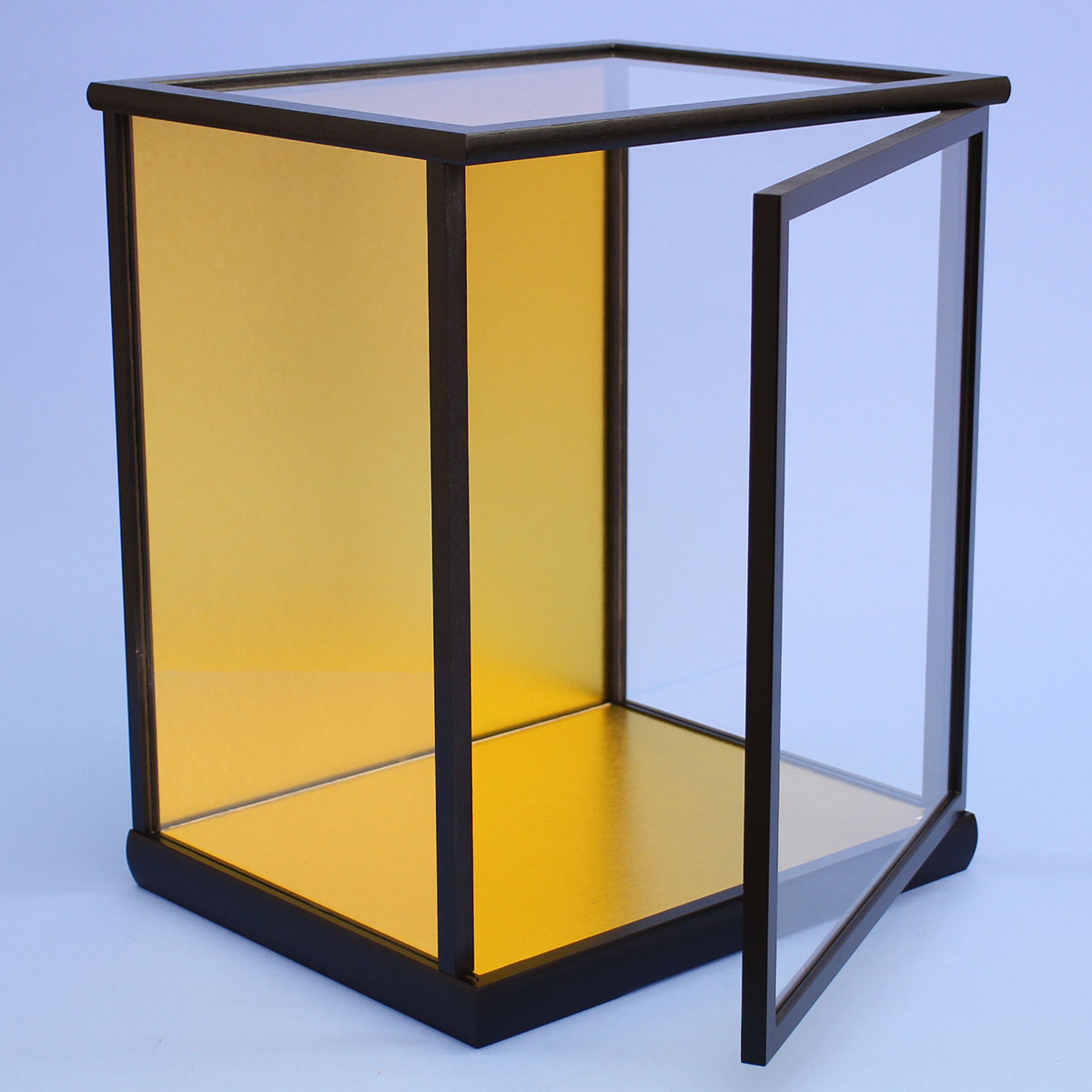 扉付き人形ケース 黒艶消し金バック 扉開く