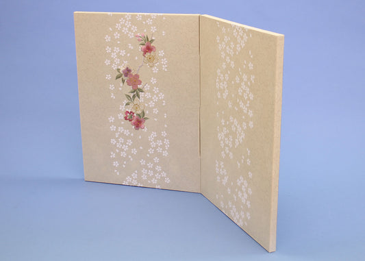Paravent pour poupées Hina et May, hauteur 45 cm, taille 15, deux panneaux brodés de fleurs de cerisier debout