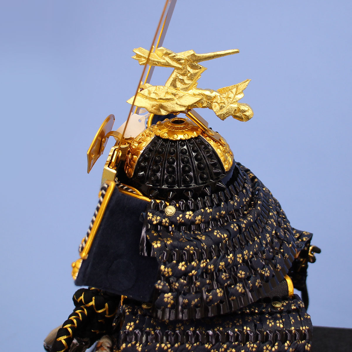 Décoration d'armure de poupée pour la fête des garçons Largeur 69 cm Hauteur 75 cm Petite armure en cuir de fleur de cerisier ensemble complet de décoration plate de tombe blanche en paulownia brûlé