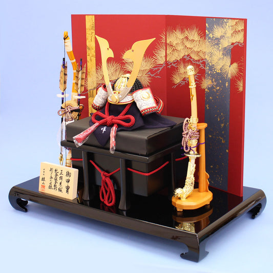 五月人偶兜装饰,宽70厘米,编号10 配套碗 平安兜,绯红色搭配金松折屏平面装饰