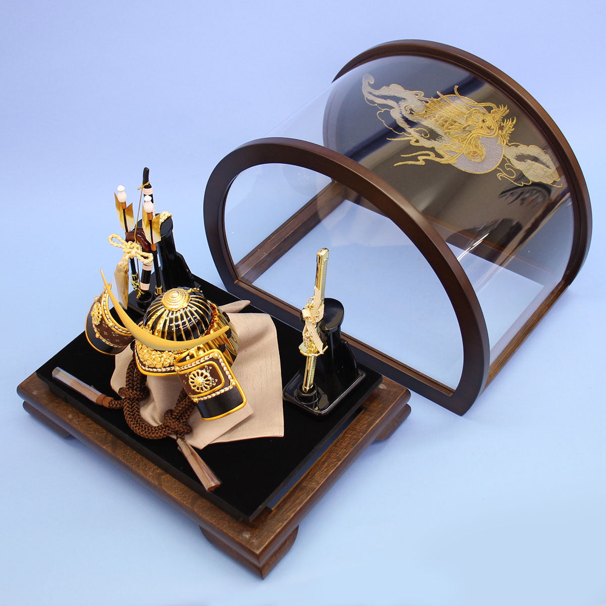 五月人偶兜装饰人偶柜,高度31.5厘米,伊達政宗兜,深棕色圆形展示人偶柜