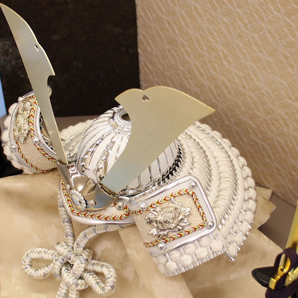May doll kabuto decoration Width 40cm Silver medium 鍬形 kabuto Shippo flat decoration set with bow and sword