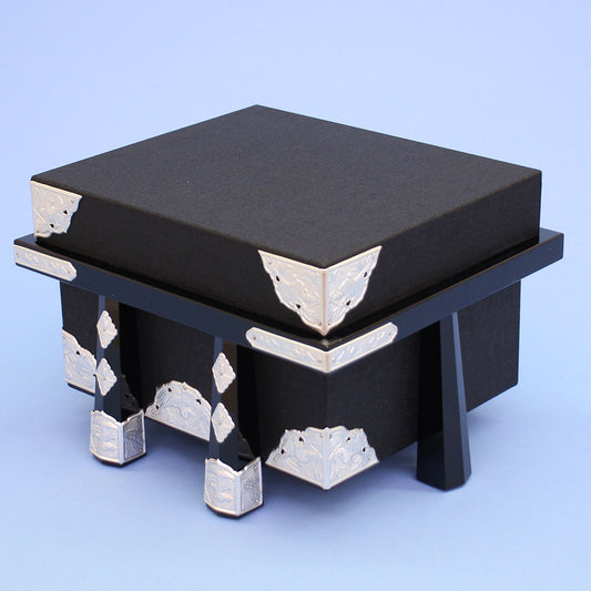 这是为五月人偶使用的一件单独装备和配饰。12号兜壳箱(兜甲柜),配有黑色纱布和银色金属配件