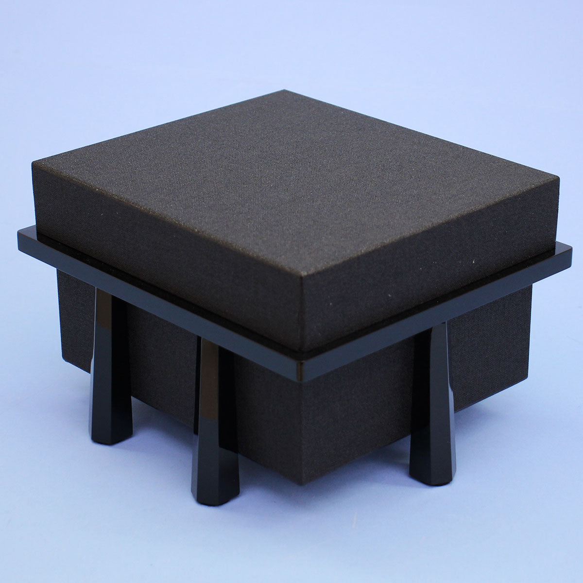 这是五月人偶的单件装备和配件。8号 Kabutobitsu(头盔柜)带黑纱