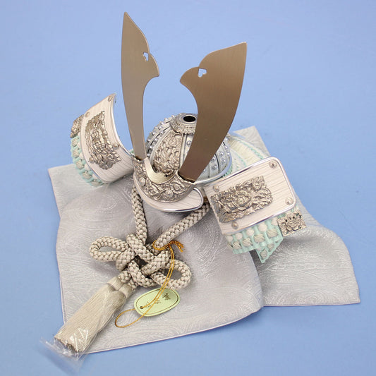 一徳作 8号 パステルグリーン小札兜 横から