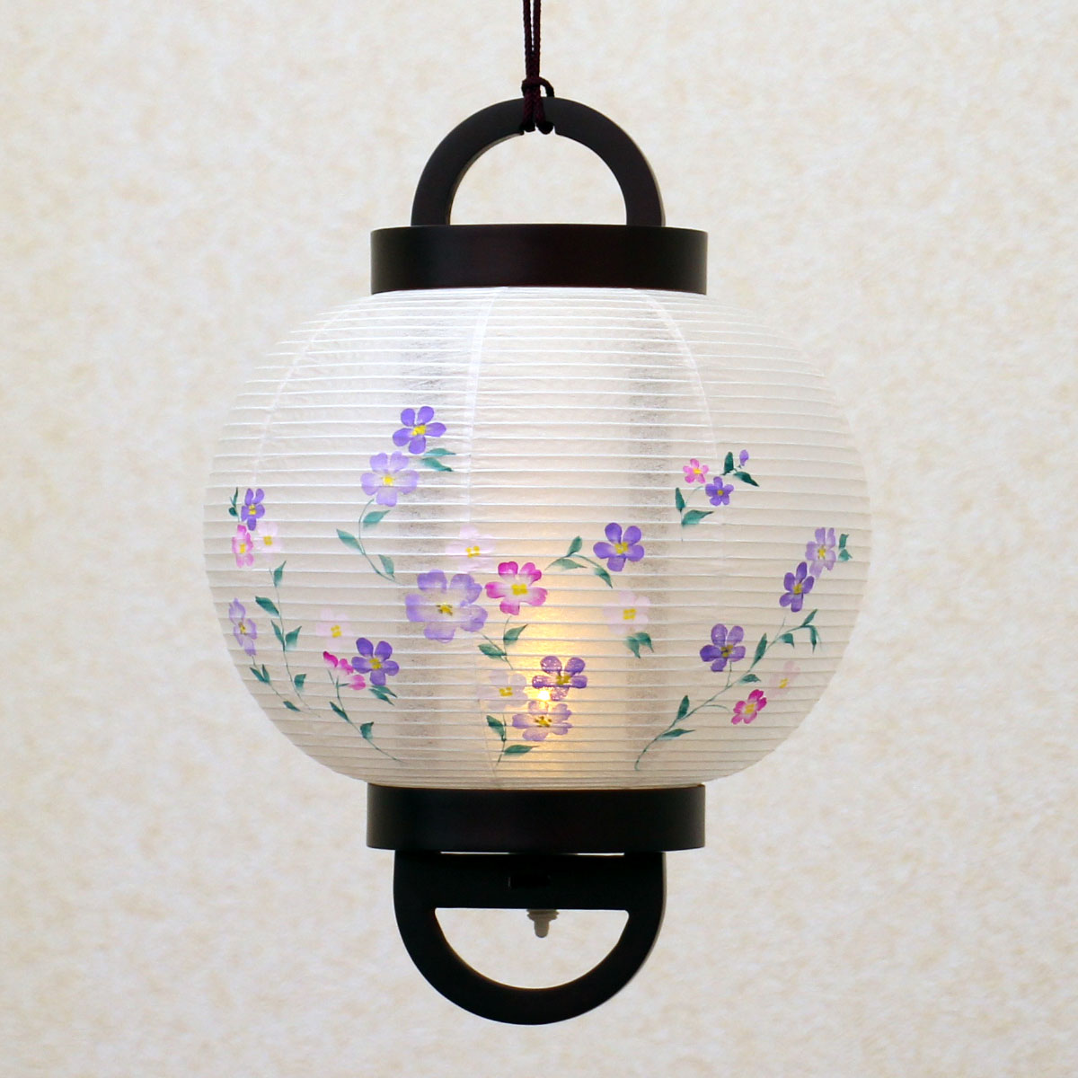 コンパクトな吊り下げタイプ盆提灯 ゆらり すみれ柄 高さ26cm LEDコードレス行灯 明所点灯