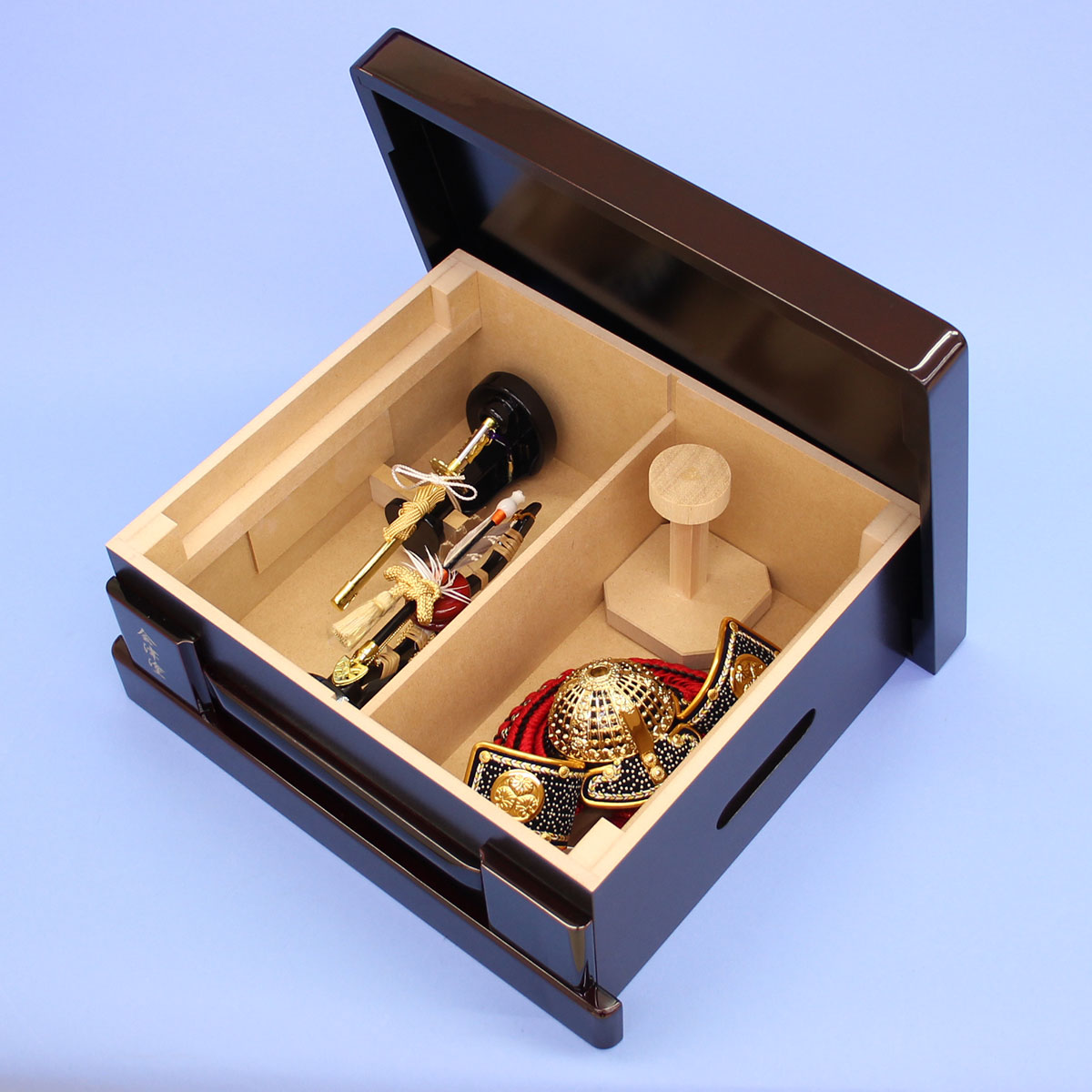Coffret de rangement pour casque de poupée May, largeur 33 cm, compact n° 5, casque Tokugawa Ieyasu, laque Aizu, décoration de rangement