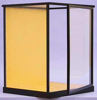 扉付き人形ケース 黒艶消し金バック 扉開く