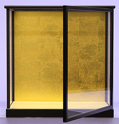 扉付き人形ケース 黒艶消し金バック 扉開く