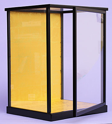 扉付き人形ケース 黒艶消し金バック 扉開く