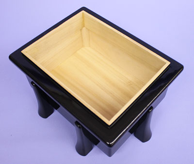 这是为五月人偶使用的一件单独装备和配饰。15号兜壳箱(兜甲柜)黑漆桐木柜