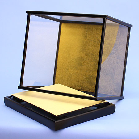 带翻盖的人偶展示柜,宽33厘米,高35厘米,R11尺寸36,哑光黑色金色背板