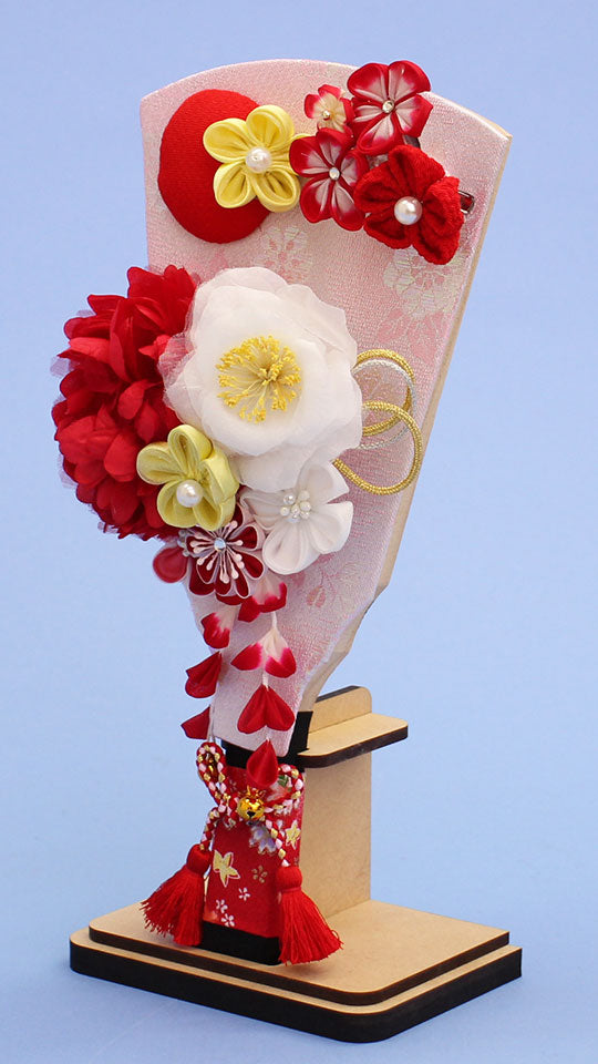 髪飾り羽子板れい赤 MDFスタンド付き 横から
