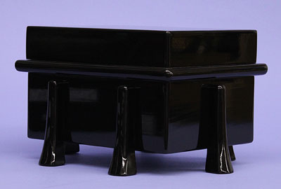 这是为五月人偶使用的一件单独装备和配饰。15号兜壳箱(兜甲柜)黑漆桐木柜