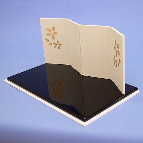 ensemble complet poupée Hina et paravent à plateforme, largeur 40 cm noir et blanc - 19 cm blanc avec fleurs de cerisier