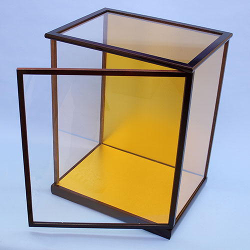 扉付き人形ケース 花梨塗金バック 扉開く