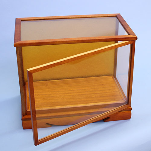 扉付き人形ケース 木目調ケヤキ塗金バック 扉開く