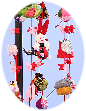 つるし飾り台付き 高さ 41cm 12号豆千代木目込みまり