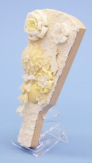 つまみ飾り羽子板 うらら(白)アクリルスタンド付き 横から