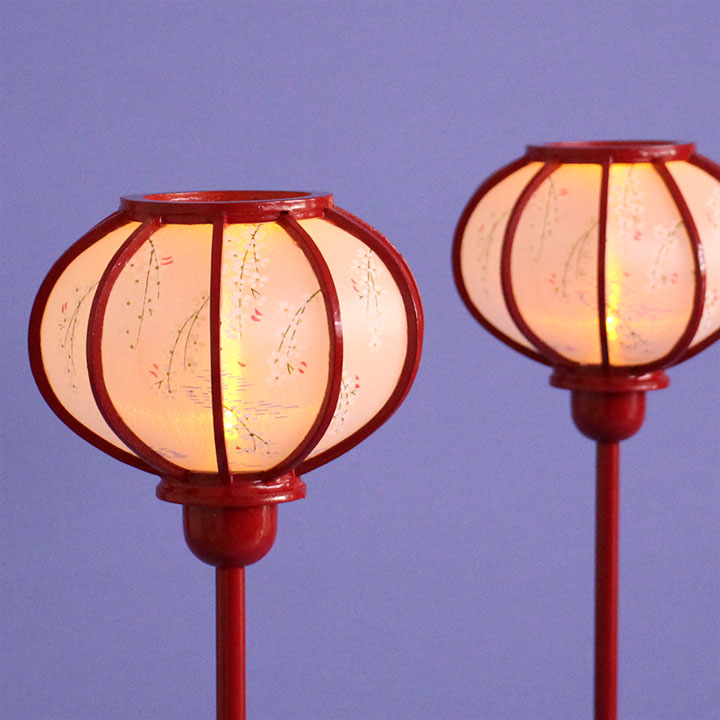 Lanterne poupée Hina (en boise) 35,5 cm Grande lanterne chrysanthème peinte vermillon Lanterne à neige sans fil à LED (pure, simple et intemporelle en kimekomi)