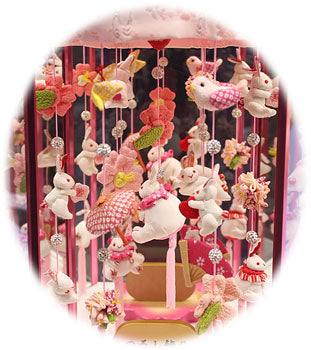 つるし雛ケース飾り高さ46cm白うさぎ H365 バックが鏡になったおしゃれなお雛様