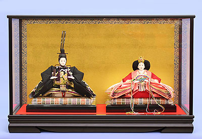 カブセ人形ケース 幅66㎝ 高さ36cm 雛用10号2人36黒艶消し金バック　台紙は赤布