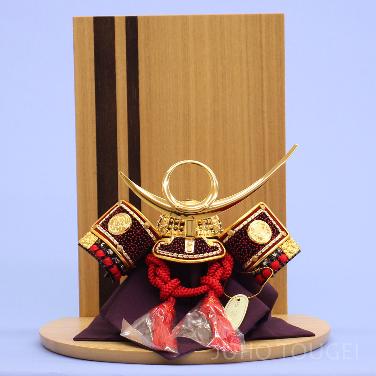 ５号上杉謙信兜　ニ引き丸台飾り　正面