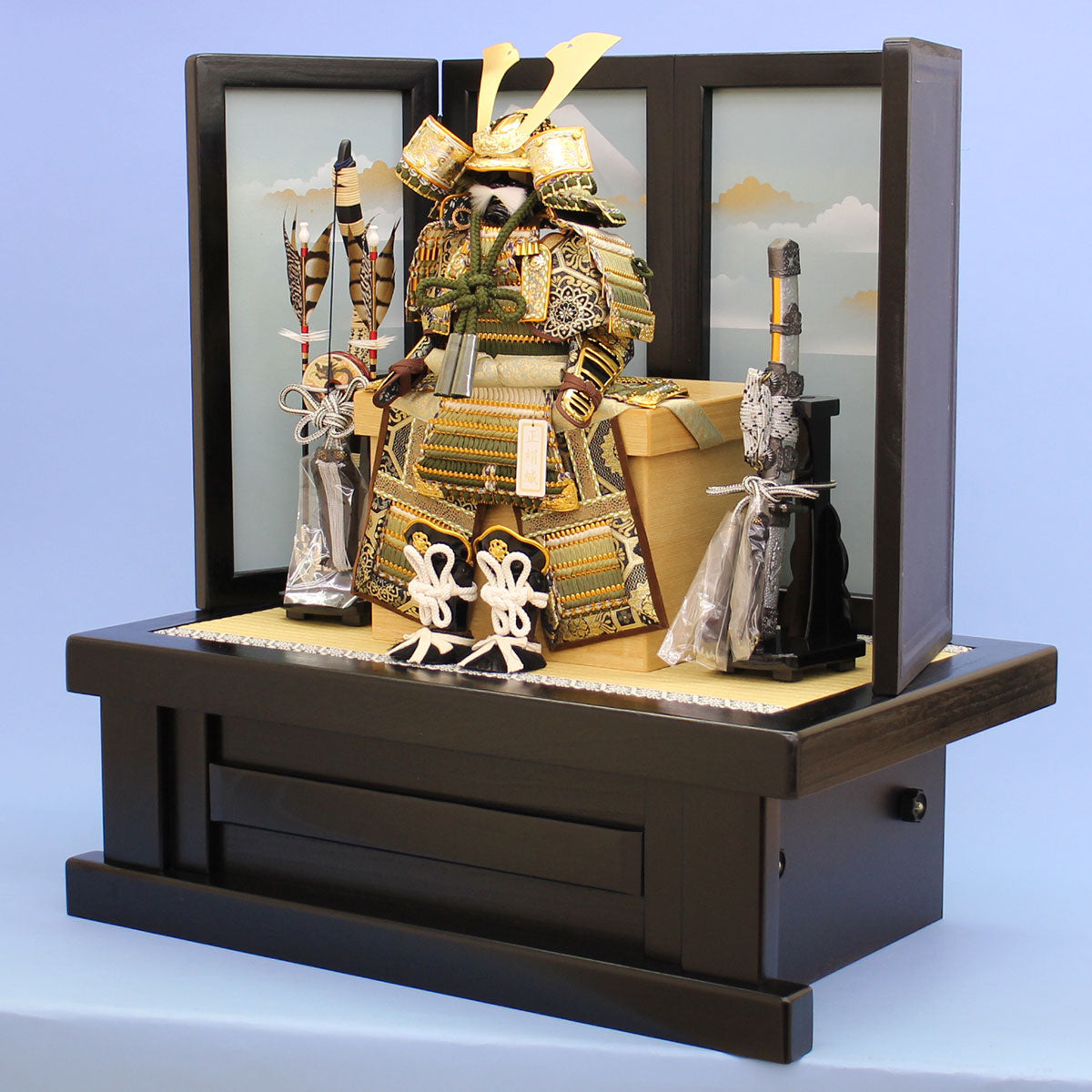 Décoration d'armure de poupée pour la fête des garçons Largeur 70 cm Hauteur 72 cm Armure verte Paulownia noir ensemble complet de décoration plate Fuji blanc